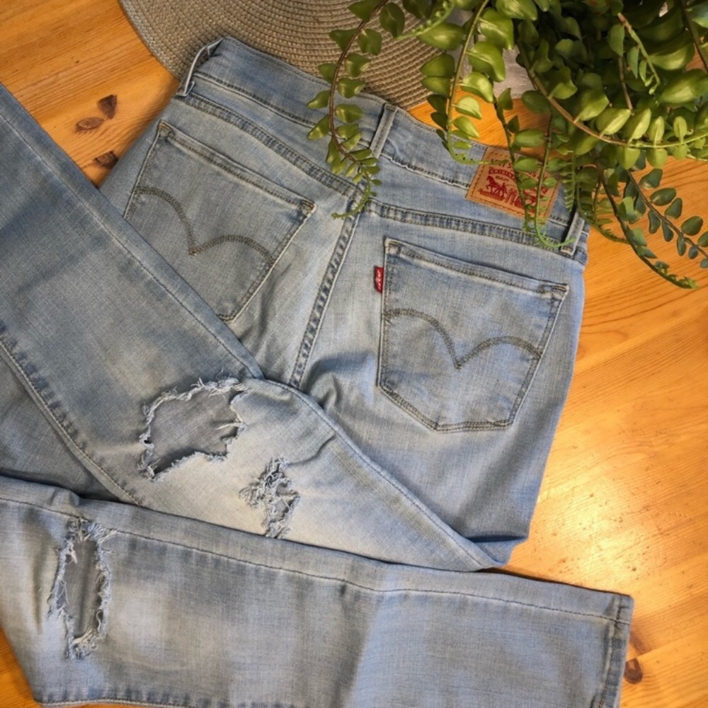 SOLD Levi’s light wash ripped super skinny jeans